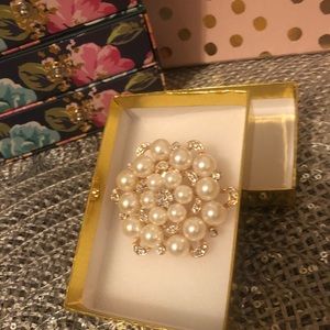 Pearl pin brooch